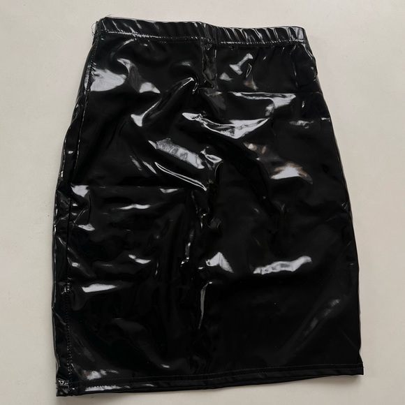 SOLD - PrettyLittleThing Black Latex High Waisted Mini Skirt Size 2 - Picture 4 of 5